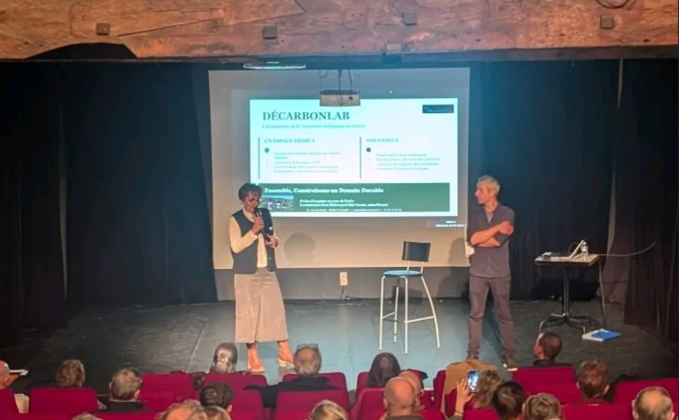 Brice Micotti sur scène lors d’une conférence sur l’intelligence artificielle